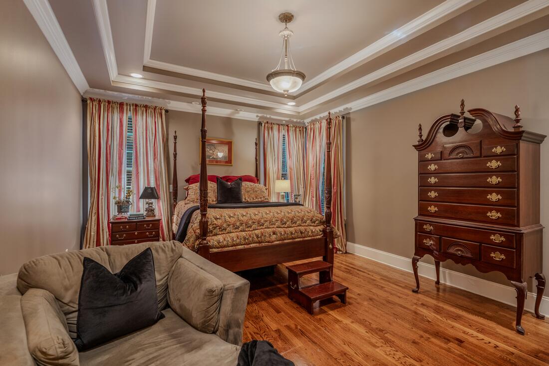 Primary bedroom, tray ceiling
