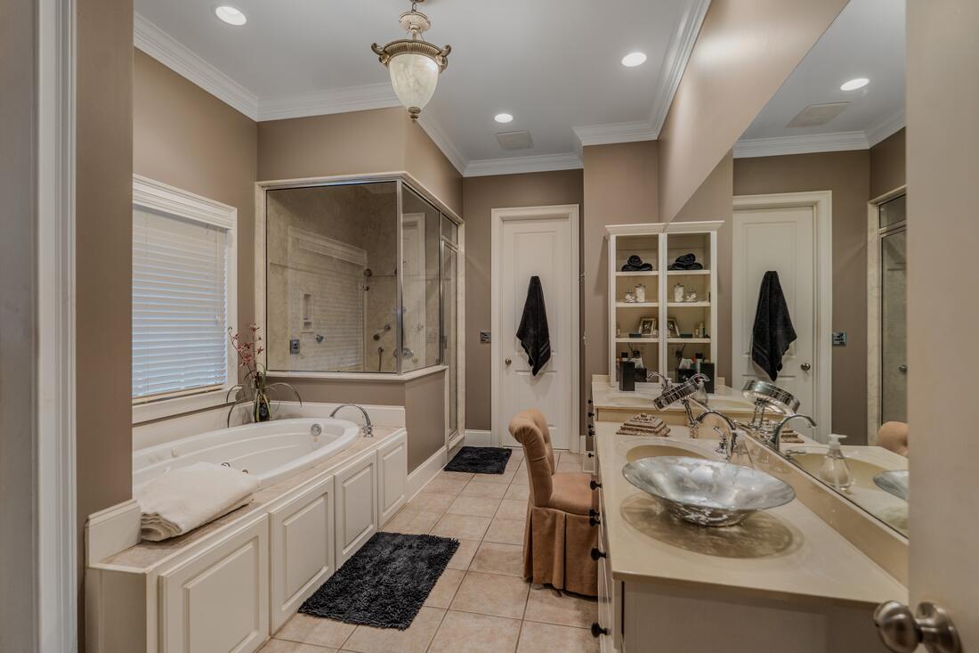 Primary bath, jetted tub